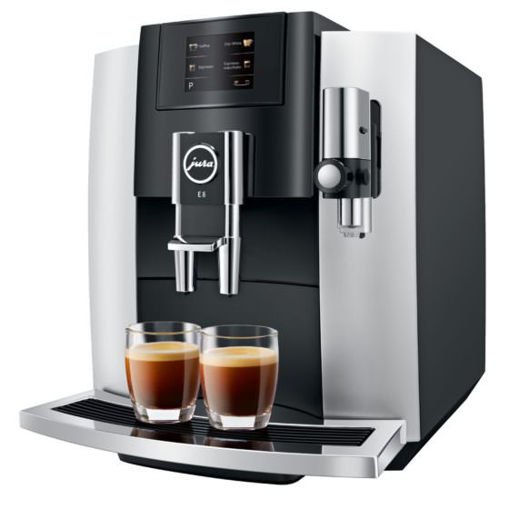 schwarz silberner Kaffeevollautomat Jura E8 mit 2 Gläsern Kaffee Crema