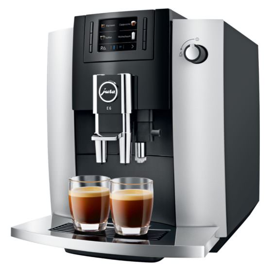 schwarz silberner Kaffeevollautomat Jura E6 mit 2 Gläsern Kaffee Crema