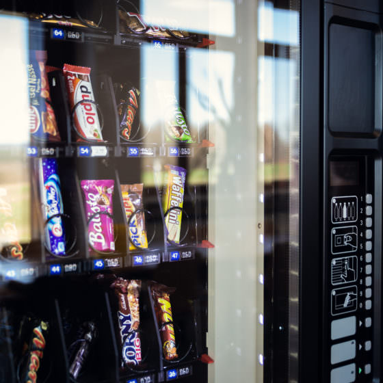 Nahaufnahme der Schokoriegelauswahl in einem Snackautomaten