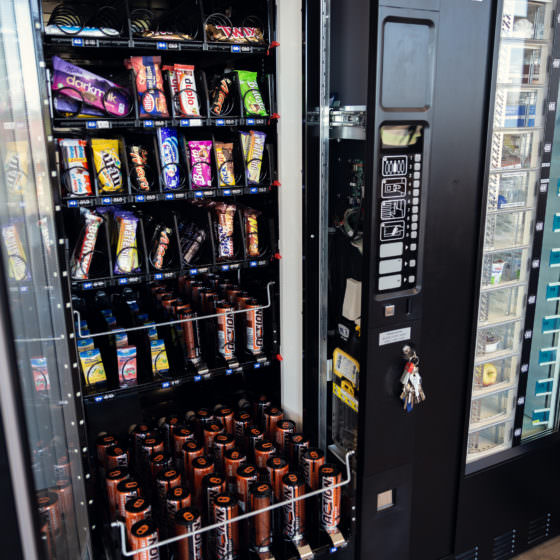 Snackautomat mit geöffneter Tür