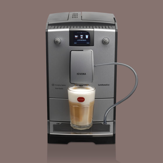 silberner Kaffeevollautomat Nivona 769 mit gefülltem Latte Macchiato im Glas