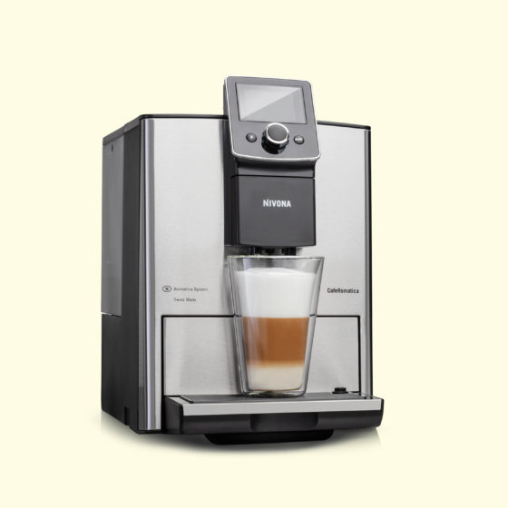 silberner Kaffeevollautomat Nivona 825 mit gefülltem Latte Macchiato im Glas
